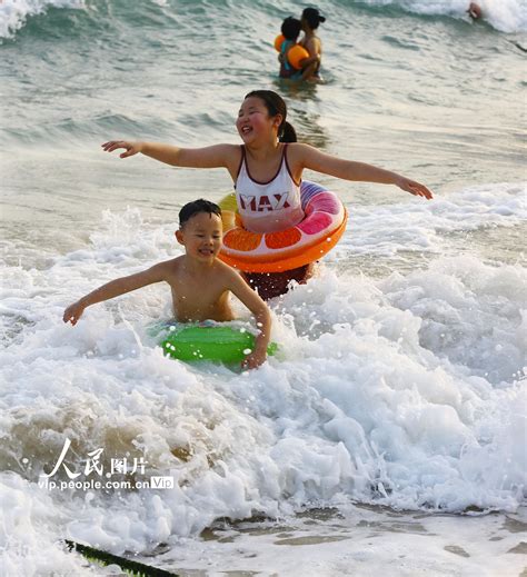 夢見海邊玩水